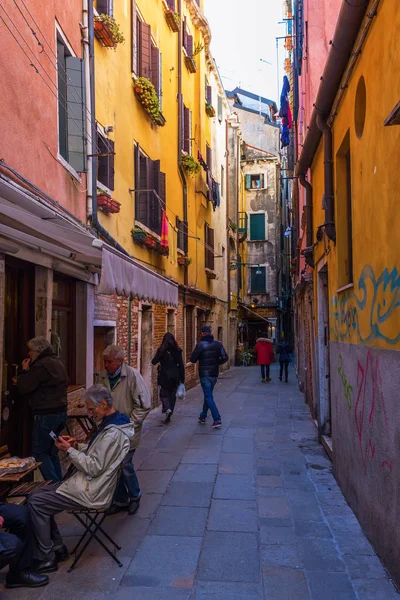 Callejuela típica de Venecia, Italia —  Fotos de Stock