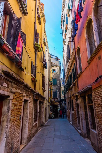 Typická ulička v Benátky, Itálie — Stock fotografie