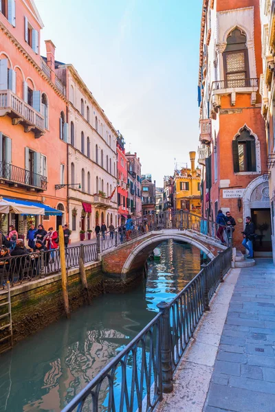 Typisch kanaal in Venetië, Italië — Stockfoto