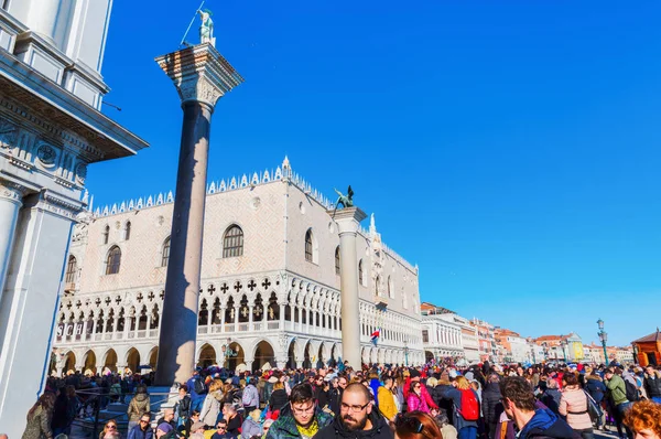 Skaror av människor på Piazzetta i Venedig, Italien — Stockfoto