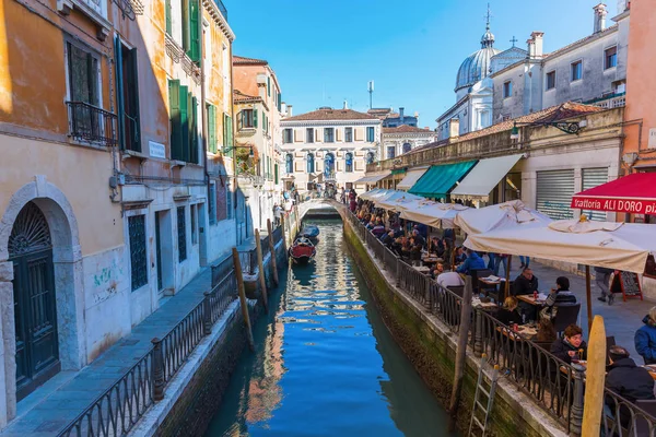 Typisch kanaal in Venetië, Italië — Stockfoto