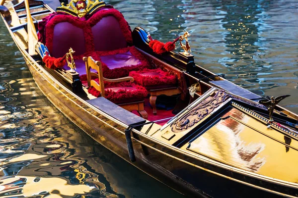 Историческая гондола в Венеции, Италия — стоковое фото