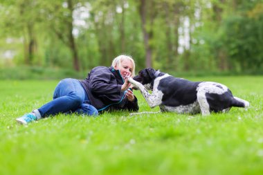 kadın köpeğini açık havada çalış