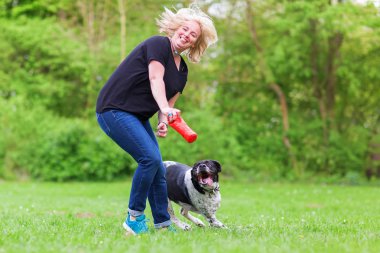 kadın köpeğini açık havada çalış