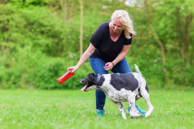kadın köpeğini açık havada çalış