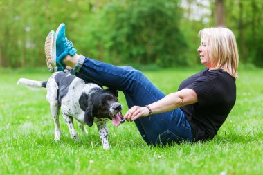 kadın köpeğini açık havada çalış