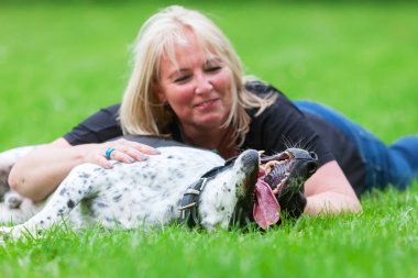 köpeğini sarılma bir kadın portresi