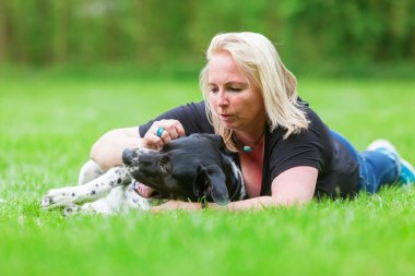 köpeğini sarılma bir kadın portresi