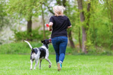 kadın köpeğini açık havada çalış