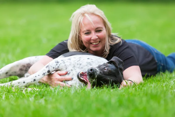 Porträt einer Frau, die ihren Hund umarmt — Stockfoto