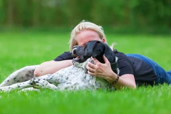 Porträt einer Frau, die ihren Hund umarmt — Stockfoto