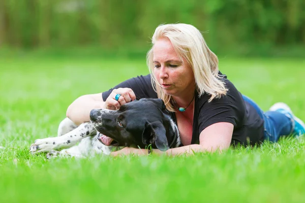 Porträt einer Frau, die ihren Hund umarmt — Stockfoto