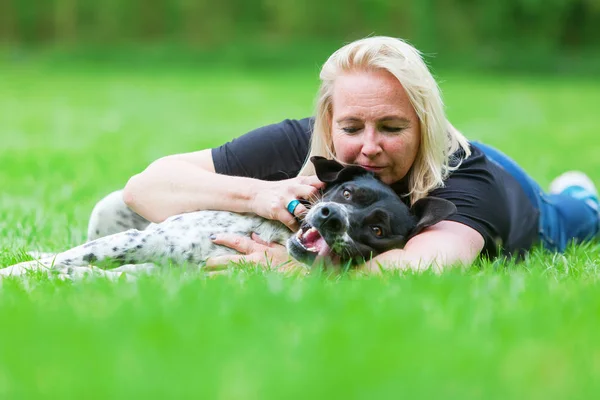 Porträt einer Frau, die ihren Hund umarmt — Stockfoto