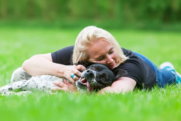 Portrét ženy objímání psa — Stock fotografie