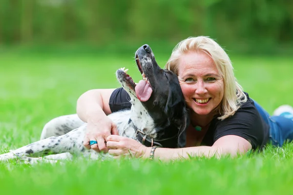 Porträt einer Frau, die ihren Hund umarmt — Stockfoto