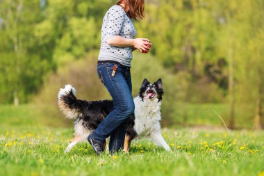 onun kenar kömür ocağı çayır üzerinde kadınla