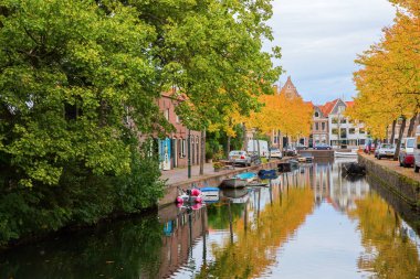 sonbahar renkli ağaçlar Hoorn, Hollanda ile kanal