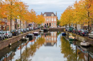 sonbahar renkli ağaçlar Hoorn, Hollanda ile kanal