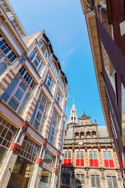 Straat met uitzicht op het oude stadhuis in Den Haag — Stockfoto