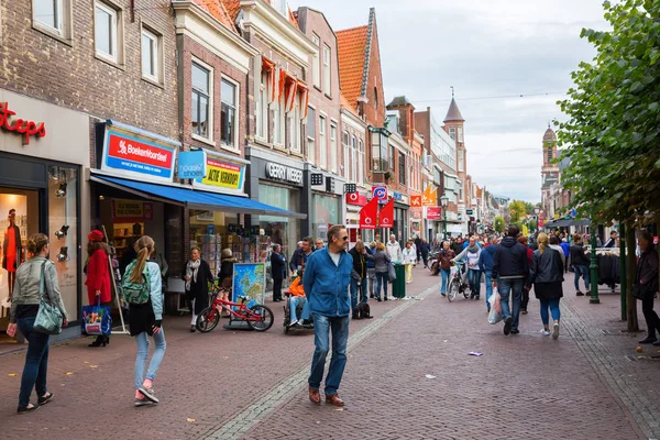 Торговая улица в Hoorn, Нидерланды — стоковое фото