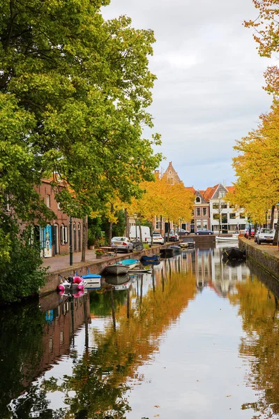 Canal with autumn colored trees in Hoorn, Netherlands — Stock Photo, Image