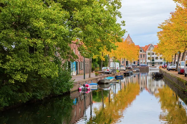 Sonbahar renkli ağaçlar Hoorn, Hollanda ile kanal — Stok fotoğraf