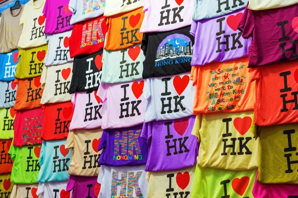 Hong kong T-Shirts an einem Marktstand an der Tempelstraße, hong kong — Stockfoto