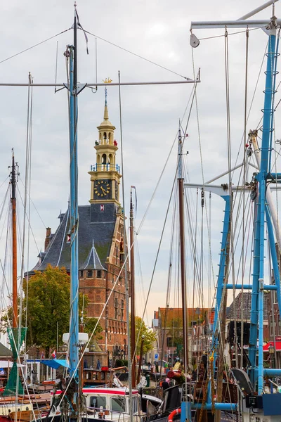Hoorn, Hollanda, liman yelkenlileri ve Hoofdtoren ile — Stok fotoğraf