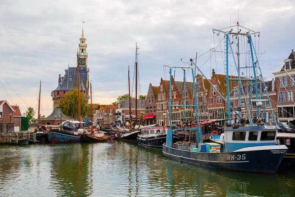 Hamnen i Hoorn, Nederländerna, med segelbåtar och Hoofdtoren — Stockfoto