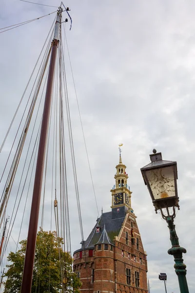 Harbour, Hoorn, Hollandia, vitorlások és a Hoofdtoren — Stock Fotó