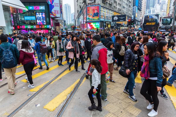 Menschenmassen überqueren Königsstraße in Hongkong — Stockfoto