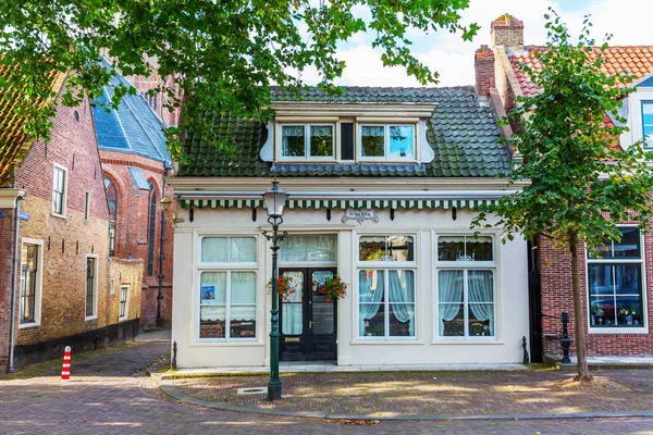Enkhuizen, Hollanda eski ev ile pitoresk sahne — Stok fotoğraf