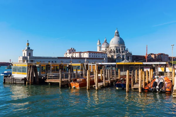 Przystani tramwaju wodnego w Wenecja, Włochy — Zdjęcie stockowe
