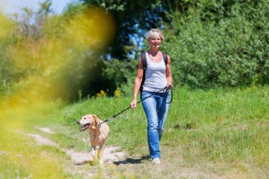 Olgun kadın ile köpek hiking