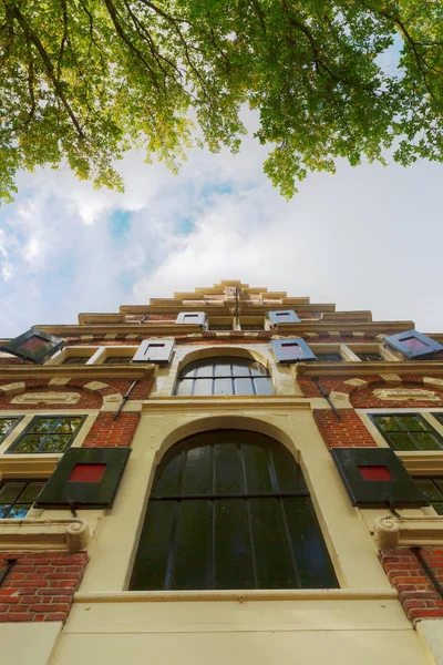 Edifício histórico em Enkhuizen, Países Bajos — Fotografia de Stock