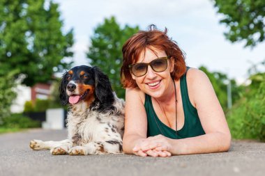 Brittany köpek ile olgun bir kadın portresi