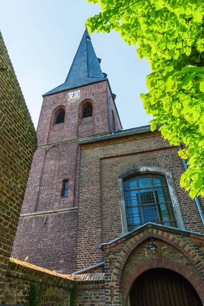 Alte backsteinkirche in bedburg alt-kaster, deutschland — Stockfoto