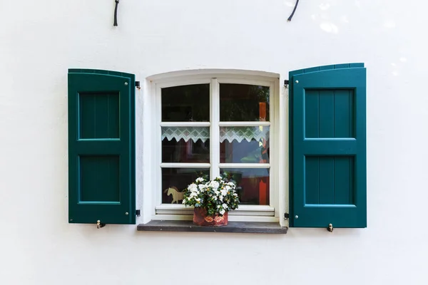 Migawką okna w Bedburg Alt-Kaster, Niemcy — Zdjęcie stockowe