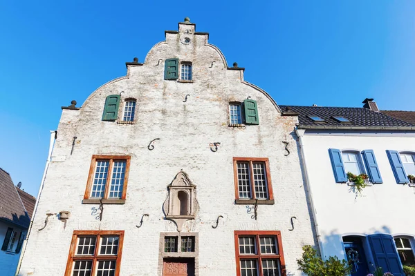 Edifício histórico em Bedburg Alt-Kaster, Alemania — Fotografia de Stock