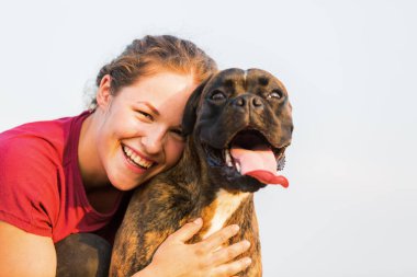 boxer köpek ile bir genç kız portresi