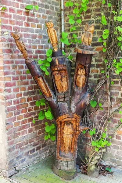 Carved tree trunk in Bedburg-Kaster, Germany — Stock Photo, Image