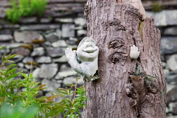 Escultura única em um tronco de árvore — Fotografia de Stock