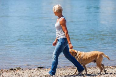 Olgun kadın ile bir köpek nehir jogs