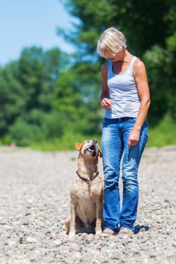 labrador nehir ile olgun kadın