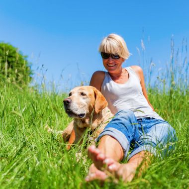 Olgun kadın ile köpek yürüyüş istirahat