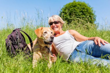 Olgun kadın ile köpek yürüyüş istirahat