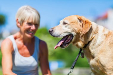 onun köpeği ile olgun bir kadın portresi