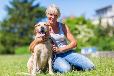 Olgun kadın açık bir köpekle