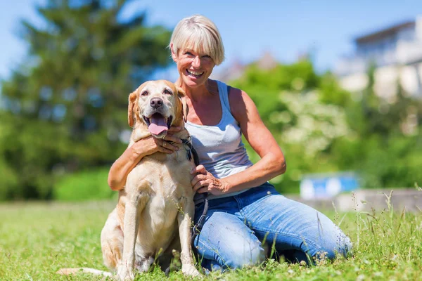 Olgun kadın açık bir köpekle