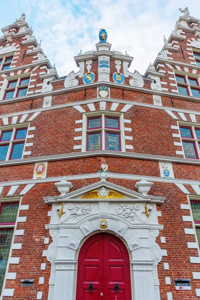 Fachada de un edificio histórico en Hoorn, Países Bajos — Foto de Stock